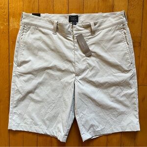 J Crew Chino Shorts Men's Size 30 Beige Khaki Stretch Classic Fit 9" Inseam